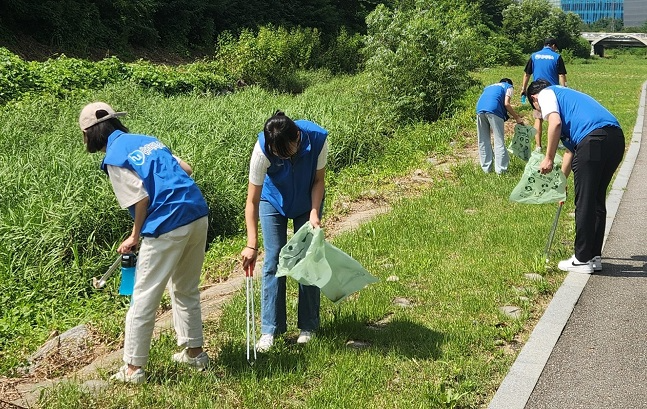 휴메딕스, 성남시 금토천 환경정화 활동 ‘플로깅’ 실시