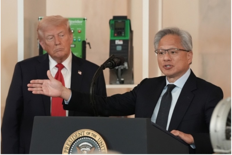 젠슨 황 엔비디아 CEO는 지난 2년간 붐을 일었던 AI 투자가 앞으로는 내리막길을 걷게 될 것이라고 진단했다. 사진=연합뉴스
