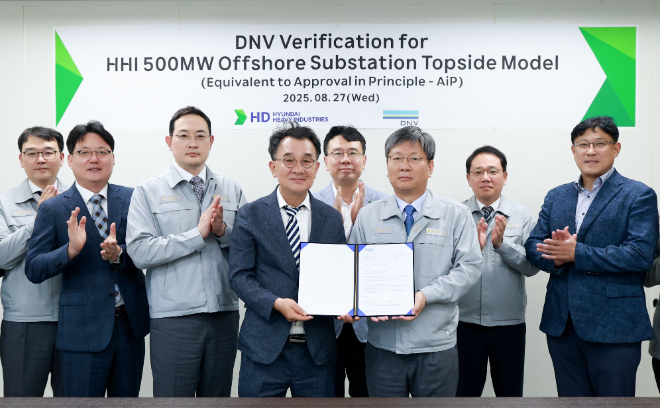 HD현대중공업이 노르웨이선급(DNV)으로부터 자체 개발한 500MW급 해상변전소(OSS, Offshore Substation) 모델에 대한 국제 설계 검증서(Verification Letter)를 획득했다(사진 왼쪽부터 네 번째 DNV 신성호 영업 대표, 왼쪽부터 여섯 번째 HD현대중공업 원광식 해양에너지사업본부장).