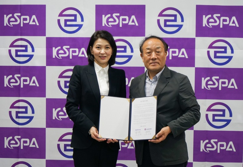 스포츠윤리센터 박지영 이사장(왼쪽), 한국e스포츠협회 김영만 회장(사진=협회 제공).