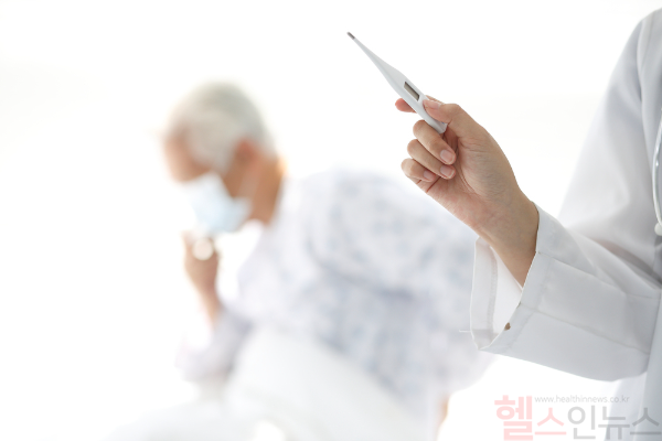 코로나19 입원 환자가 8주째 늘어 고위험군은 모임 자제와 마스크 착용이 필요하다. (이미지 제공=클립아트코리아)