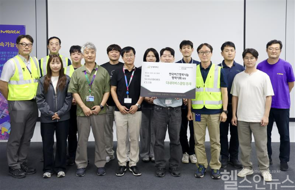 지난 28일, 굿네이버스 경기남부사업본부는 한국머크행복나눔 평택지회를 ‘더네이버스클럽’에 등재했다. 사진은 한국머크행복나눔 평택지회의 굿네이버스 ‘더네이버스클럽’ 등재식을 진행하는 모습 (사진 제공=굿네이버스 경기남부사업본부)