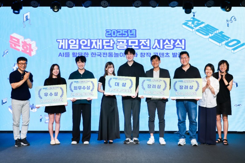 왼쪽부터 한국게임미디어협회 이택수 회장, 수상자 6인, 게임인재단 이나정 이사장, 신지애 사무국장(제공=게임인재단).