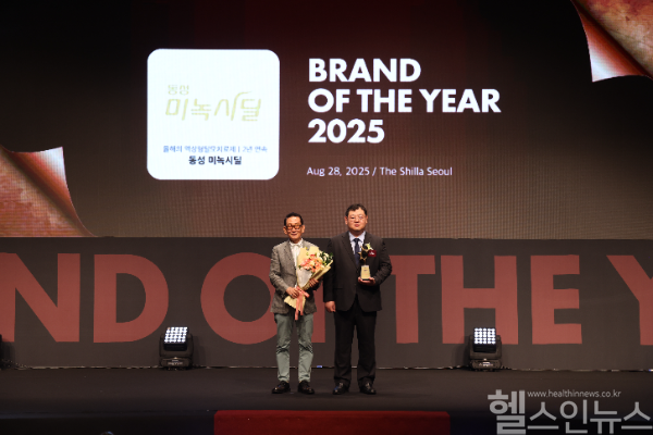 지난 28일 신라호텔에서 열린 ‘2025 올해의 브랜드대상’ 시상식에서 문욱주 동성제약 OTC사업 본부장이 기념사진 촬영을 하고 있다. (사진 제공=동성제약)