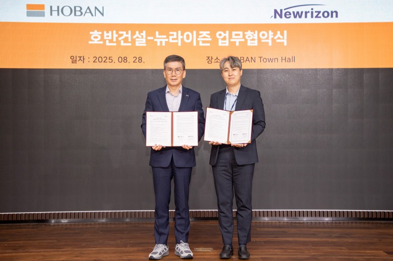 문갑 호반건설 경영부문대표(왼쪽)와 이승욱 뉴라이즌 대표가 친환경 기술협력 업무협약을 체결한 후 기념 촬영을 하고 있다./호반건설