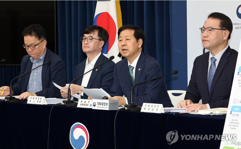 구윤철 부총리 겸 기획재정부 장관은 29일 내년도 예산안 브리핑에서 위축된 경기를 되살리기 위해서는 재정이 마중물 역할을 해야한다고 강조했다. 사진=연합뉴스