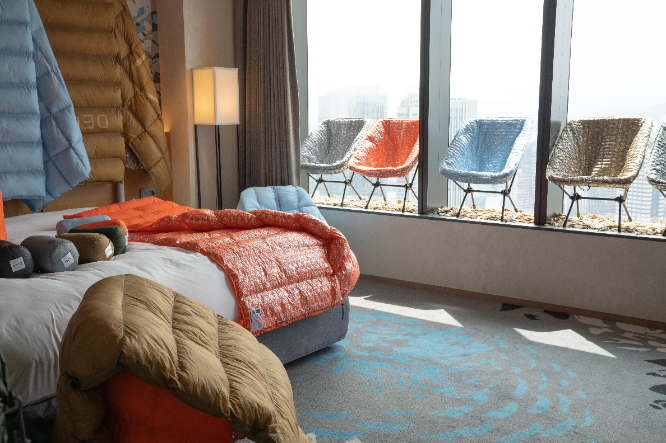 럭셔리 호텔에 등장한 아웃도어 침낭 브랜드 데오스, 신제품 첫 공개