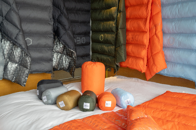 럭셔리 호텔에 등장한 아웃도어 침낭 브랜드 데오스, 신제품 첫 공개