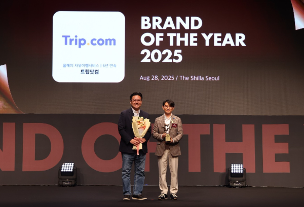 (우측부터) 남궁승환 트립닷컴서비스&마케팅 총괄 이사와 서경덕 한국소비자포럼 소비자위원장