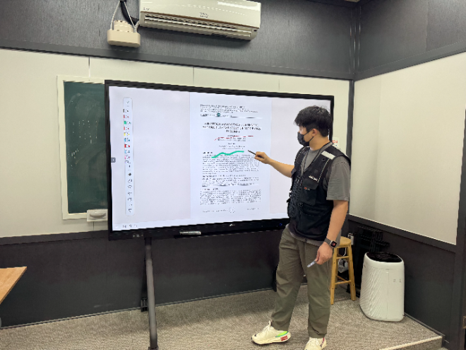 스마트터치 관계자가 소상공인 스마트상점에 선정된 학원에서 시연중이다.
