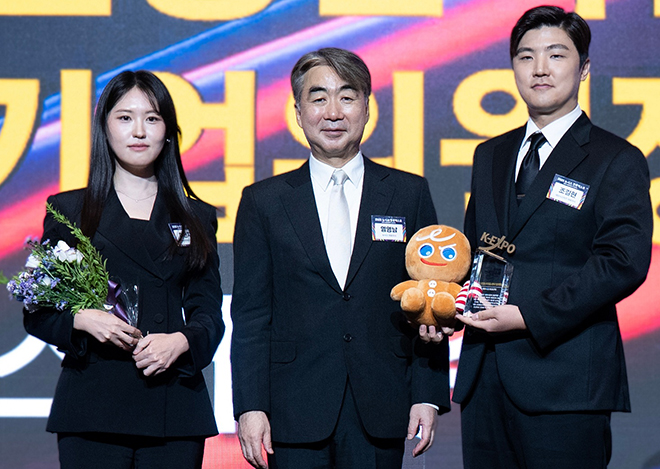 데브시스터즈 조길현 대표(오른쪽)와 이은지 CIPO(왼쪽)가 국회 산자중기위원장상을 수상한 후 기념촬영을 하고 있다. 사진 제공 : 데브시스터즈