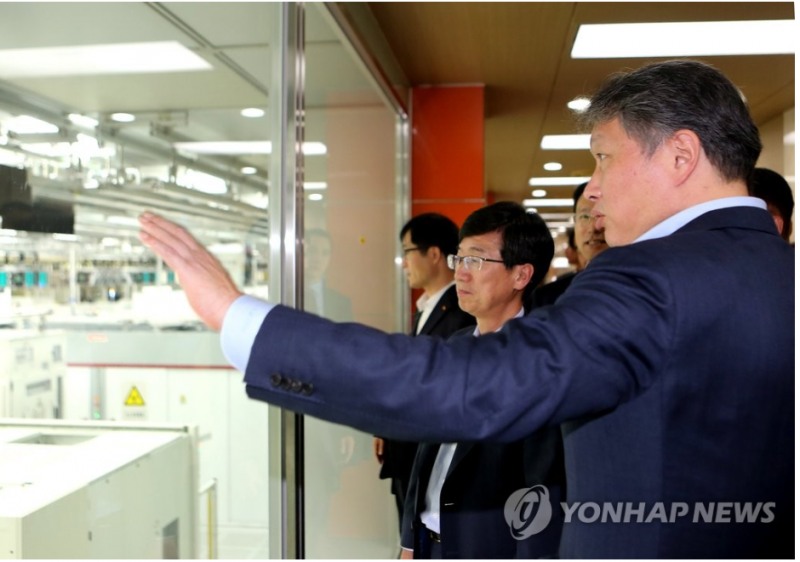미국 상무부의 이번 조치로 삼성전자와 SK하이닉스의 중국 반도체 생산이 크게 위축될 것으로 우려된다. 사진=2015년 최태원 SK그룹회장의 우시공장 방문 모습. SK그룹 제공, 연합뉴스