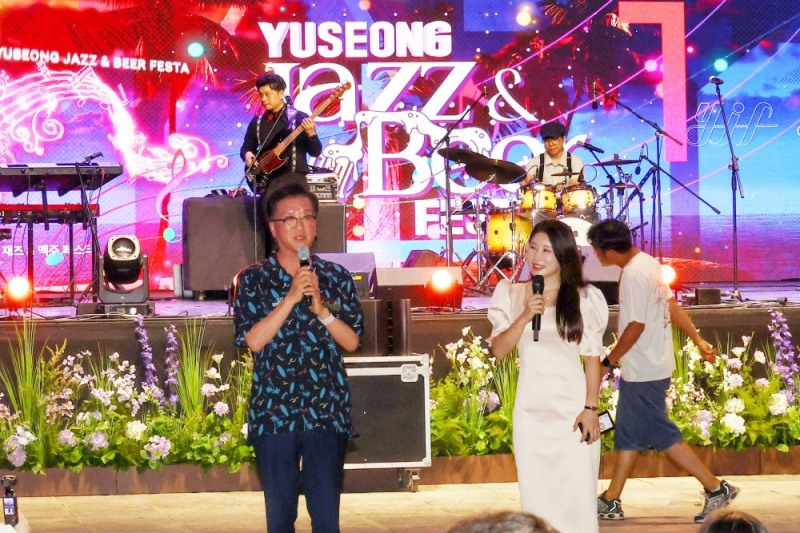 대전시의회 조원휘 의장, '2025 유성재즈&맥주페스타' 참석...시민과 소통