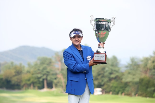 우승 트로피를 든 박상현 / 사진=KPGA 제공. 연합뉴스