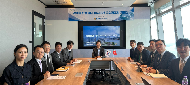 30일 농협은행 홍콩지점에서 강태영 은행장(가운데)과 농협은행의 아시아권 국외점포장들이 간담회 후 기념촬영을 갖고 있다.