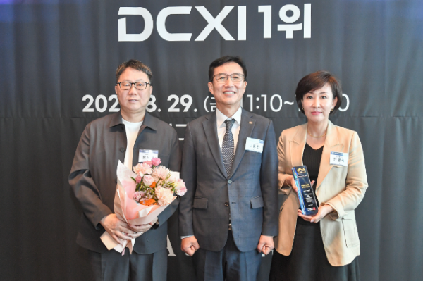 LG유플러스 전경혜 디지털CX/성장담당(오른쪽)과 방욱재 디지털커머스개발Lab장(왼쪽)이 문동민 한국표준협회 회장과 기념촬영을 하고 있는 모습.