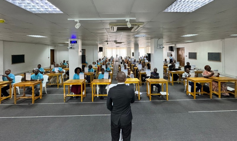 지난 18일 ‘계시록 공개 시험’에 응시한 탄자니아 현지의 개신교 목회자들과 신천지 성도들이 시험지를 들고 기념 촬영을 하고 있다.