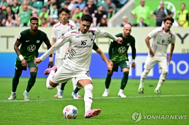 동점골 넣는 마인츠 아미리 지켜보는 이재성 / 사진=연합뉴스