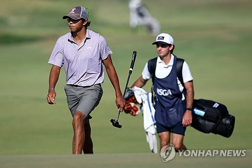 코스를 걷는 찰리 우즈. 사진=연합뉴스