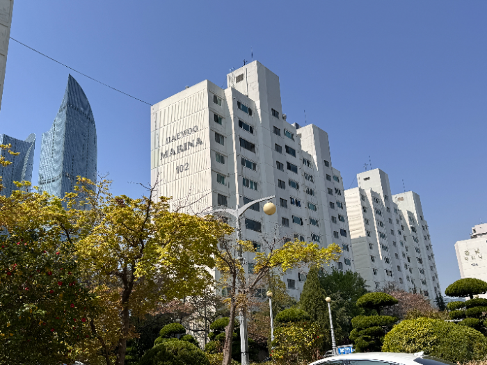 부산 해운대구 우동 일대에서 진행중인 대우=마리나 1·2차 재건축사업(사진)에 신영부동산신탁이 토지신탁 참여의향서를 제출했다.