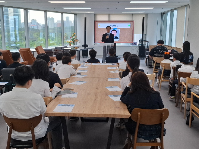 국제혁신영재사관학교(이사장 오두환)가 지난달 27일 국민일보 직업탐방을 진행하고 있다.