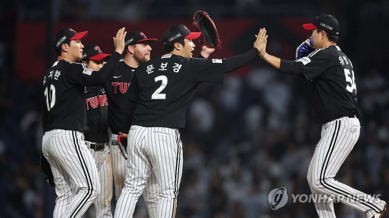 승리한 LG 선수단이 기뻐하고 있다. / 사진=연합뉴스