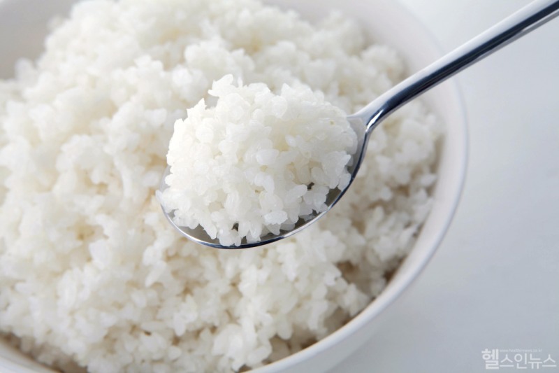 흰쌀밥의 혈당지수(GI)는 약 70 이상으로 높은 편에 속해, 섭취 후 혈당이 빠르게 올라가기 쉽다. 이 때문에 당뇨 관리나 체중 조절에는 불리할 수 있다. (클립아트코리아)