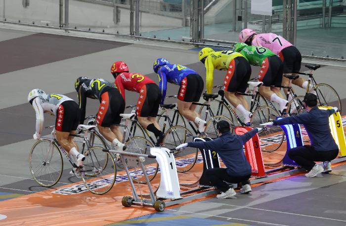 광명스피돔 특선급 경주, 선수들이 출발대를 박차고 나가고 있다.