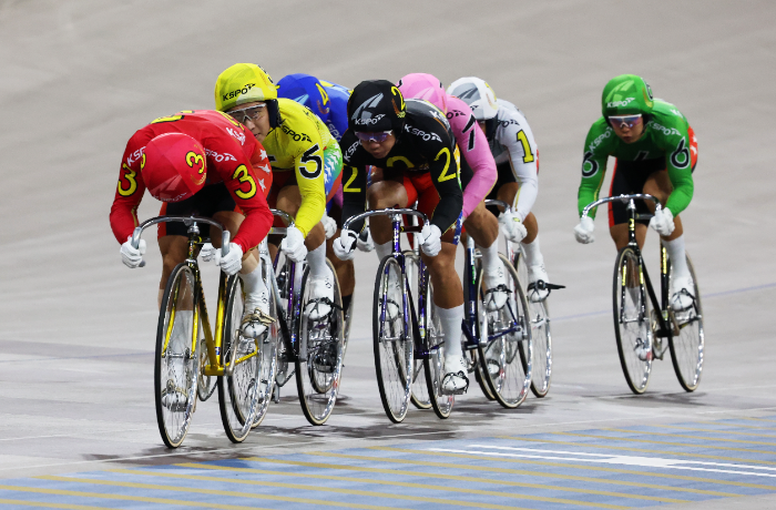 광명스피돔에서 특선급 선수들이 경합을 벌이고 있다.