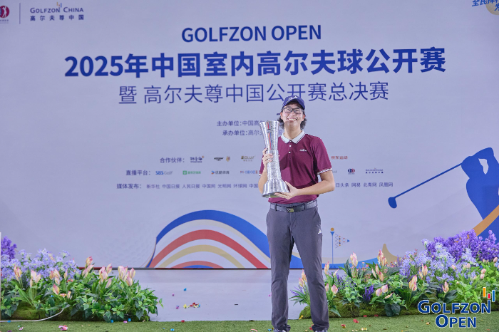 지난 8월 28일부터 31일까지 골프존 시티골프 중국 2호 연길점에서 개최한 ‘2025 골프존 차이나오픈’ 우승자 자오쯔쉬가 기념촬영을 하고있다
