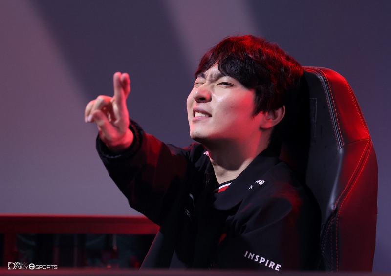 압도적인 실력으로 승리한 뒤 세리머니를 선보이는 T1 '유민' 김유민.