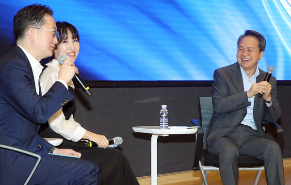 진옥동 신한금융지주 회장이 지난 1일 서울 중구 본사에서 열린 창립 24주년 기념행사에서 금융의 본질과 미래 경쟁환경 변화에 대한 견해를 밝혔다. (신한금융그룹 제공)
