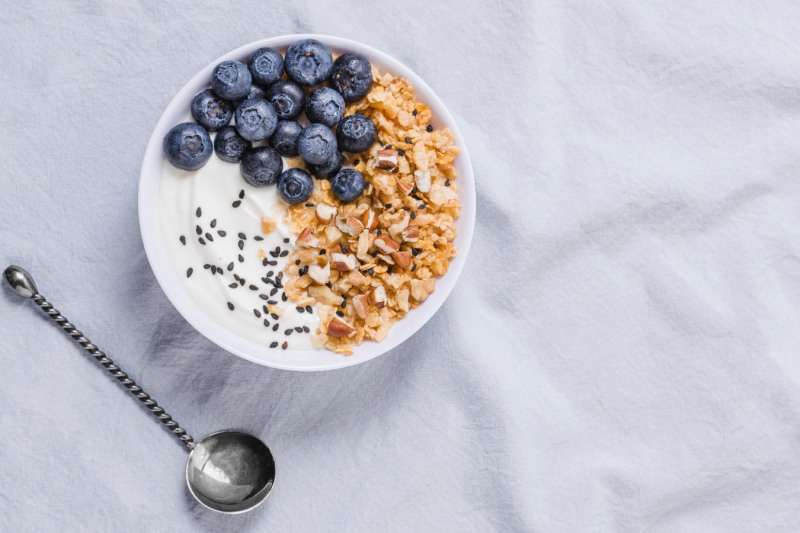 하루 전 오트밀을 미리 요거트에 넣어 불려놓으면 더 부드러운 식감을 즐길 수 있다. (클립아트코리아)