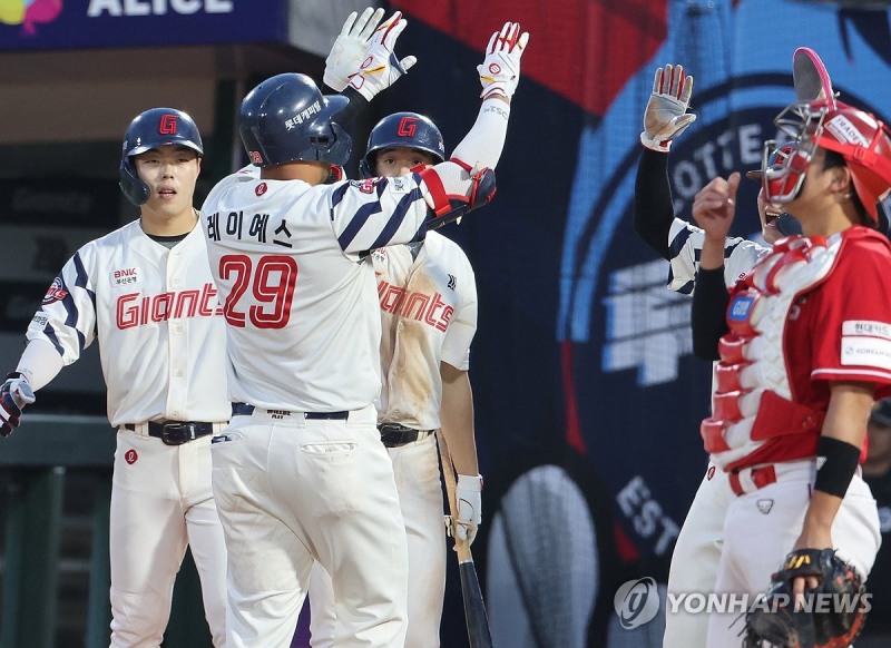 SSG 랜더스와 롯데 자이언츠의 경기 / 사진=연합뉴스