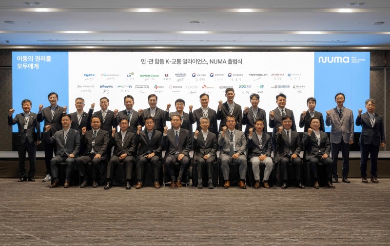 나채범 한화손해보험 대표(앞줄 오른쪽 첫번째)가 1일 그랜드 워커힐 서울 호텔에서 열린 ‘NUMA’ 출범식에 참여해 관계자들과 기념촬영을 하고 있다./한화손해보험