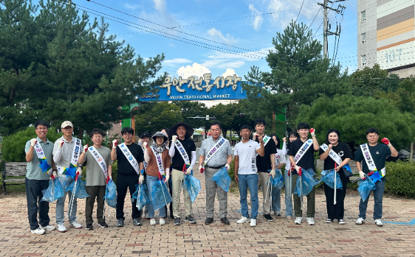 무안군청 기획실 직원들의 청렴 쓰담 활동. ⓒ 무안군
