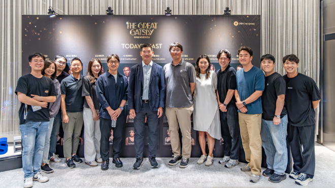 GS건설 허윤홍 대표(사진 가운데)가 GS아트센터에서 뮤지컬 '위대한 개츠비' 관람에 앞서, 공연장을 찾은 직원들과 함께 기념사진을 촬영했다. ⓒ GS건설