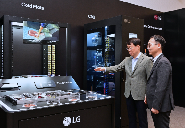 LG전자가 약 500억 원을 투자해 국립창원대 내 연면적 4천평 규모의 차세대 HVAC(냉난방공조) R&D 거점인 ‘LG전자 HVAC 연구센터’를 설립한다. 사진은 지난 7월 마곡 LG사이언스파크에서 AI 데이터센터 액체냉각 솔루션인 CDU(냉각수 분배 장치)를 살펴보는 ES사업본부장 이재성 부사장(왼쪽)