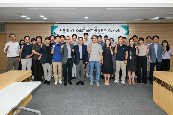 사진은 2일 서울 서초구 KT 우면연구센터에서 열린 워크숍에 참석한 관계자들이 기념촬영을 하는 모습