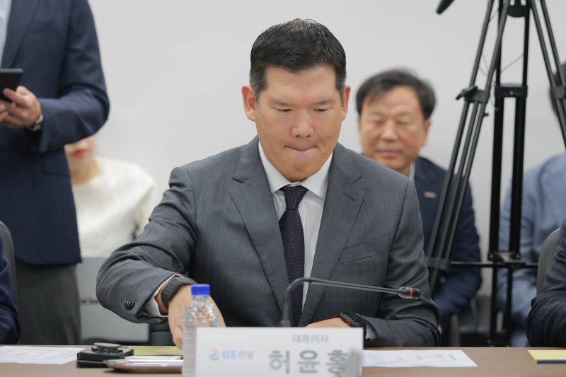 허윤홍 GS건설 대표이사가 14일 서울 중구 직업능력심사평가원에서 열린 중대재해 근절을 위한 건설사 간담회 참석해 자리에 앉아 있다. 연합뉴스