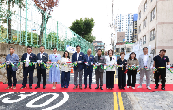 도성훈 교육감이 인천약산초등학교 통학로 개통식에 참석하고 있다.