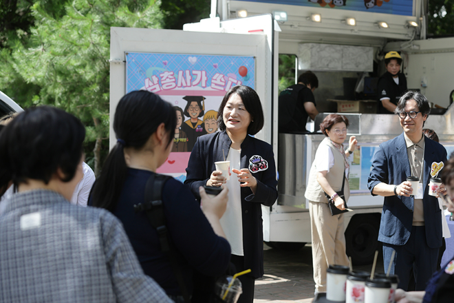 이윤선 서울여대 총장이 개강행사로 컵떡볶이를 나누고 있다. (사진제공=서울여대)