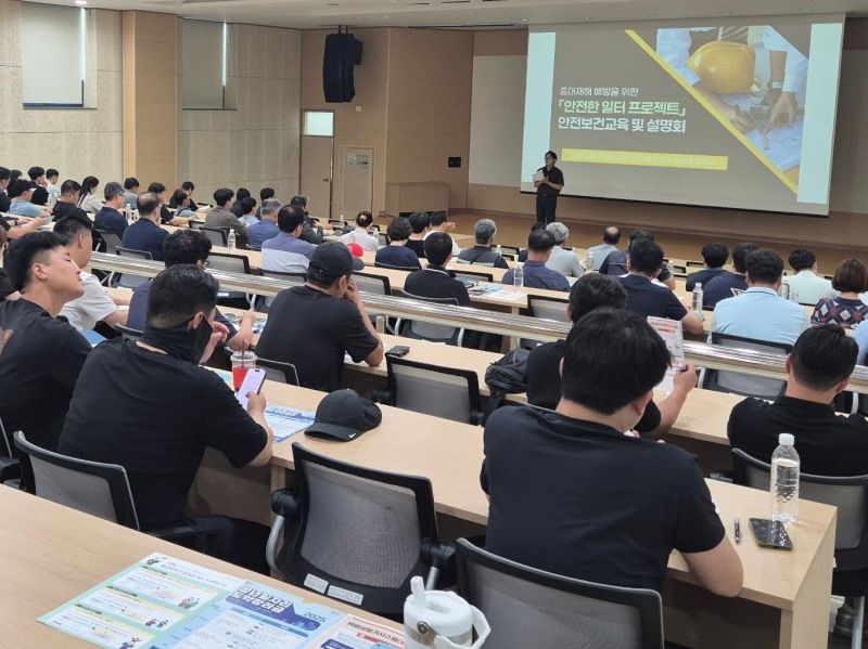고용노동부 강릉지청(지청장 정언숙)과 안전보건공단 강원동부지사(지사장 김종석)는 3일, 정부의 산재예방정책 강화에 따라 추진 중인 '안전한 일터 프로젝트'의 점검 및 감독과 연계해 안전보건교육 및 설명회를 실시했다./안전보건공단 강원동부지사