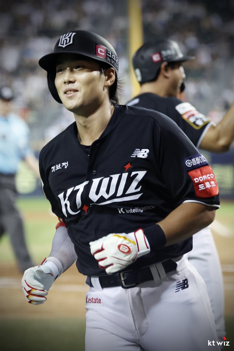 9회말 끝내기 타구를 친 kt 장진혁. 사진=연합뉴스