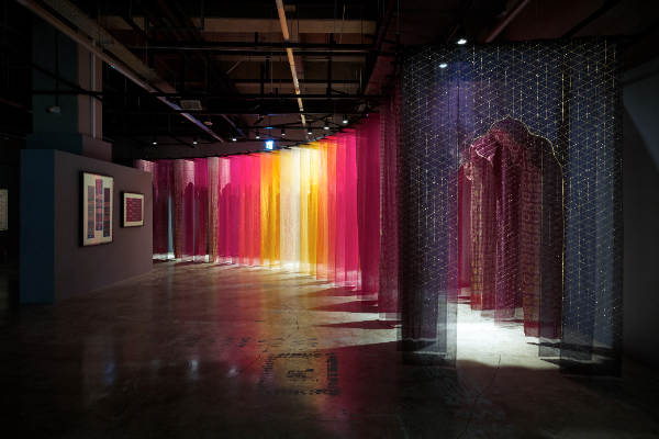 유정혜, '금빛 베일_금빛으로 살짝 덮인 신비로운 장막'(2025) 외, '현대 트랜스로컬 시리즈: 엮음과 짜임' 전시 전경출처. (사진 김우일, 청주공예비엔날레조직위원회 제공)