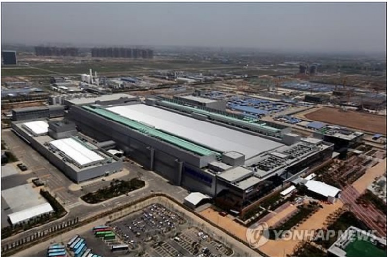 트럼프 행정부가 삼성전자 등 해외 반도체기업들의 중국 공장에 대한 포괄적 허가(VEU)를 철회한 것은 중국 희토류 협상용이라는 분석이 나왔다. 사진=삼성전자 시안 반도체공장, 연합뉴스