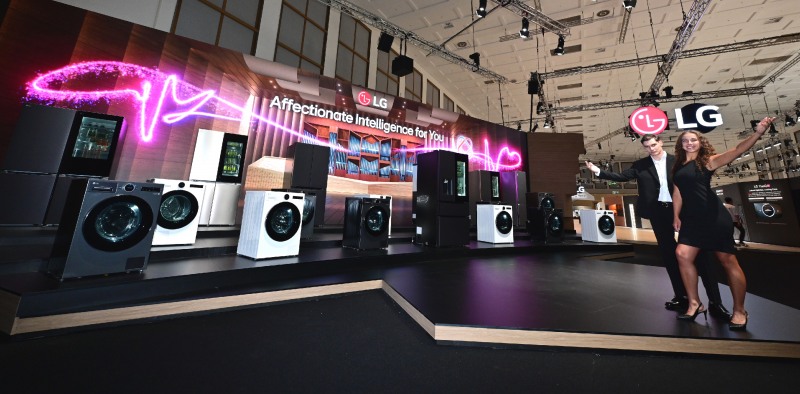 LG전자가 현지시간 5일부터 독일 베를린에서 열리는 유럽 최대 가전 전시회 ‘IFA 2025’에 참가한다. LG전자는 전시관 입구에 AI홈 허브 ‘씽큐 온’의 지휘 아래 다양한 가전들이 서로 연결되며 고객의 일상을 업그레이드 하는 ‘LG AI홈’을 형상화한 ‘LG AI 가전의 오케스트라’ 연출 공간을 마련했다./LG전자