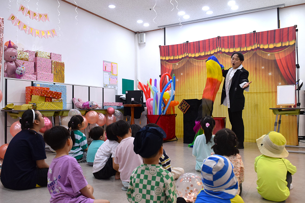 대한사회복지회 x 카카오 같이가치 x 유한킴벌리, ‘가치상점 시즌3’ 캠페인 지원으로 보호시설 영유아들이 마술쇼를 즐기고 있다