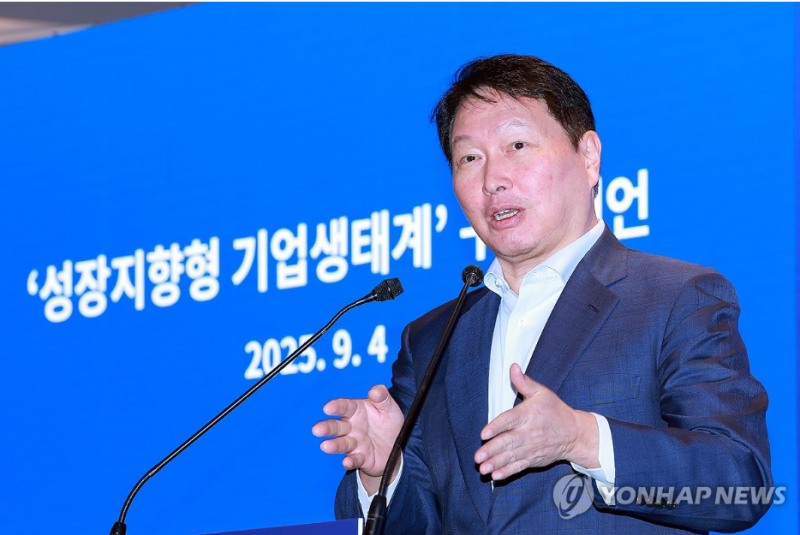 최태원 대한상공회의소 회장이 4일 서울 중구 롯데호텔 사파이어볼룸에서 대한상의·한국경제인협회·한국중견기업연합회가 연 기업성장포럼 출범식에 참석해 기조연설하고 있다. 사진=연합뉴스