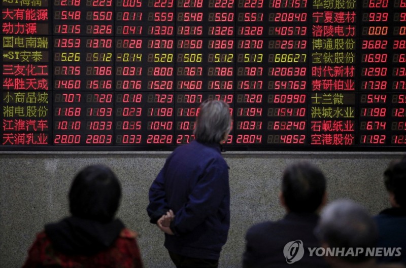 중국 증시가 과열 양상을 보이자 중국 정부가 투기 억제를 위해 공매도 제한 해제 등 대책을 마련 중이라는 소식에 중화권 증시 전체가 약세를 지속하고 있다. 사진=로이터통신, 연합뉴스